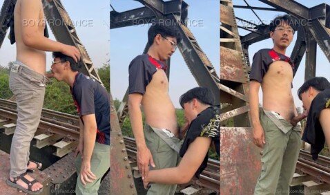 มาOutdoorที่สะพานรถไฟวิ่งผ่านพอดีแต่เงี่ยนมาก 2หนุ่มบอยโรแมนซ์ผลัดกันอมควยโชว์ตื่นเต้น คนบนรถไฟจะเห็นไหมนะ อยากโชว์มาก